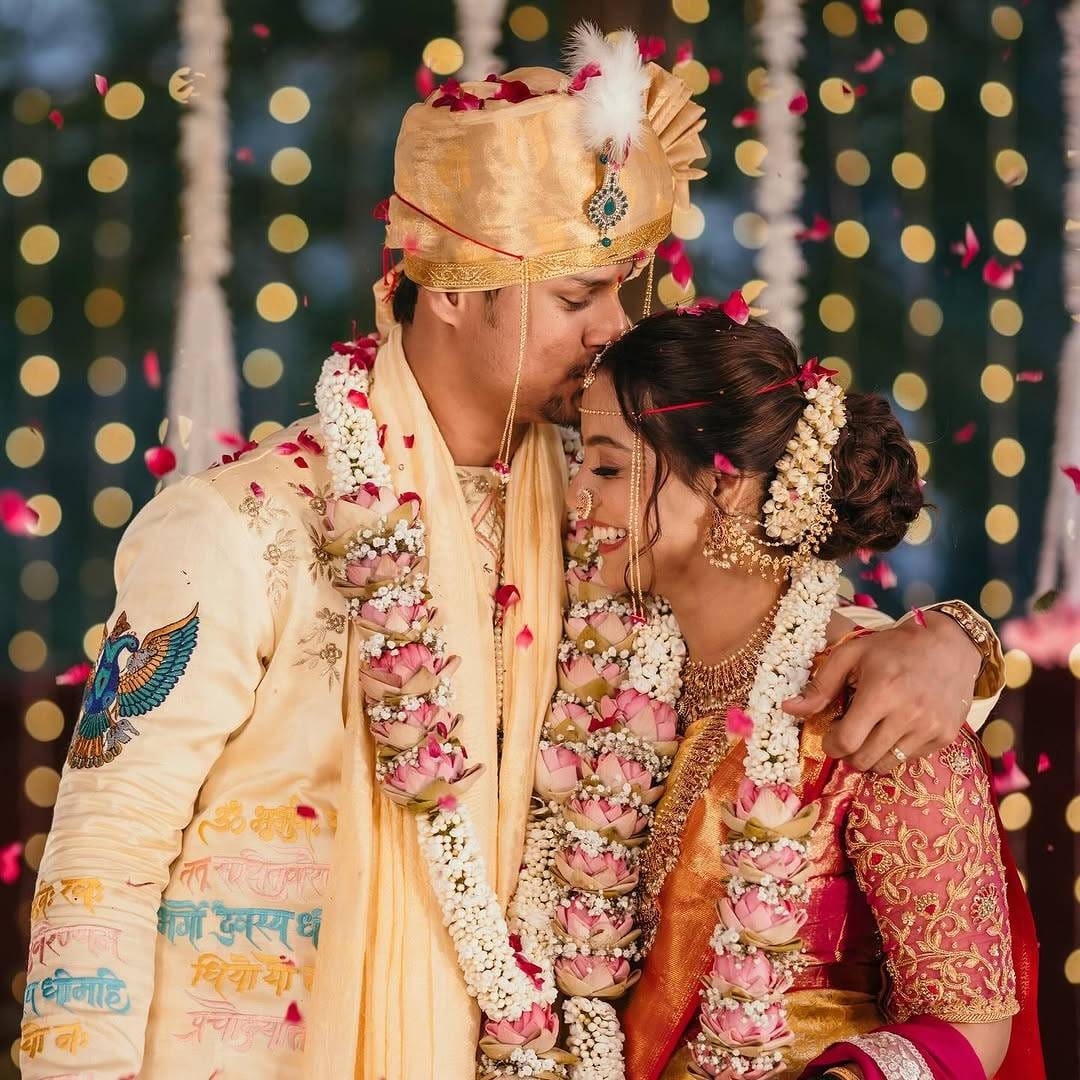 'बिग बॉस मराठी'च्या तिसऱ्या सिझनचा उपविजेता जय दुधाणे नुकताच लग्नबंधनात अडकला. गर्लफ्रेंड हर्षला पाटीलशी त्याने धूमधडाक्यात लग्न केलं. या लग्नसोहळ्याचे फोटो आणि व्हिडीओ सोशल मीडियावर व्हायरल होत आहेत. 
