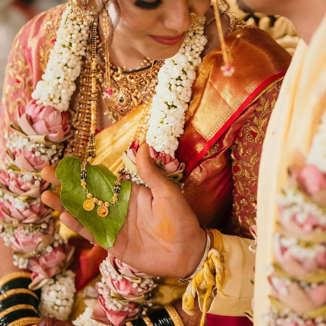 लग्नसोहळ्यातील जयचा पोशाखसुद्धा लक्षवेधी होती. त्याच्या कुर्त्यावर मंत्र लिहिलेले होते. तर हर्षलाने पिवळ्या रंगाची साडी नेसली होती. या दोघांचा हा पारंपरिक लूक चाहत्यांना खूपच आवडला. जयच्या लग्नाला मराठी कलाविश्वातील सेलिब्रिटीसुद्धा उपस्थित होते. 
