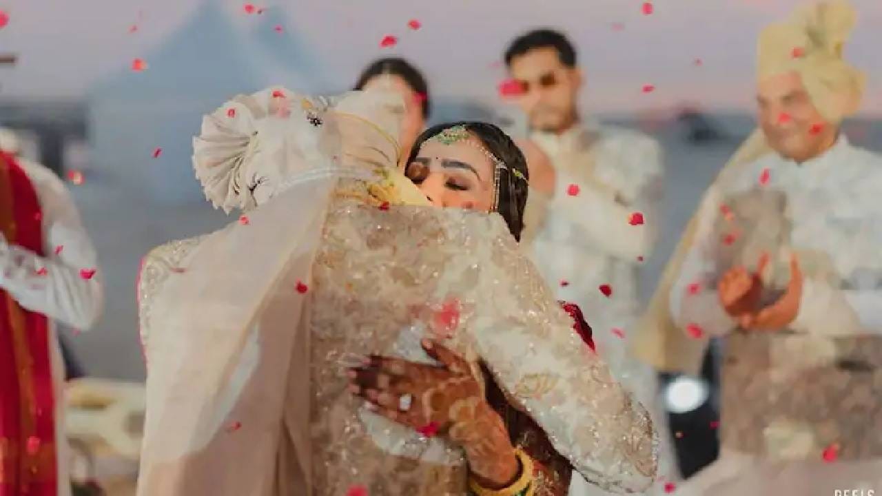 जय पवार आणि ऋतुजा पाटील यांचा विवाहसोहळा 5 डिसेंबर रोजी बहरिन येथे पार पडला.  या शाही विवाहसोहळ्याला संपूर्ण पवार कुटुंबिय उपस्थित होते. मोठ्या थाटामाट्यात त्यांचा विवाहसोहळा पार पडला. आता लग्नातील कधीही समोर न आलेले फोटो समोर आले आहेते.