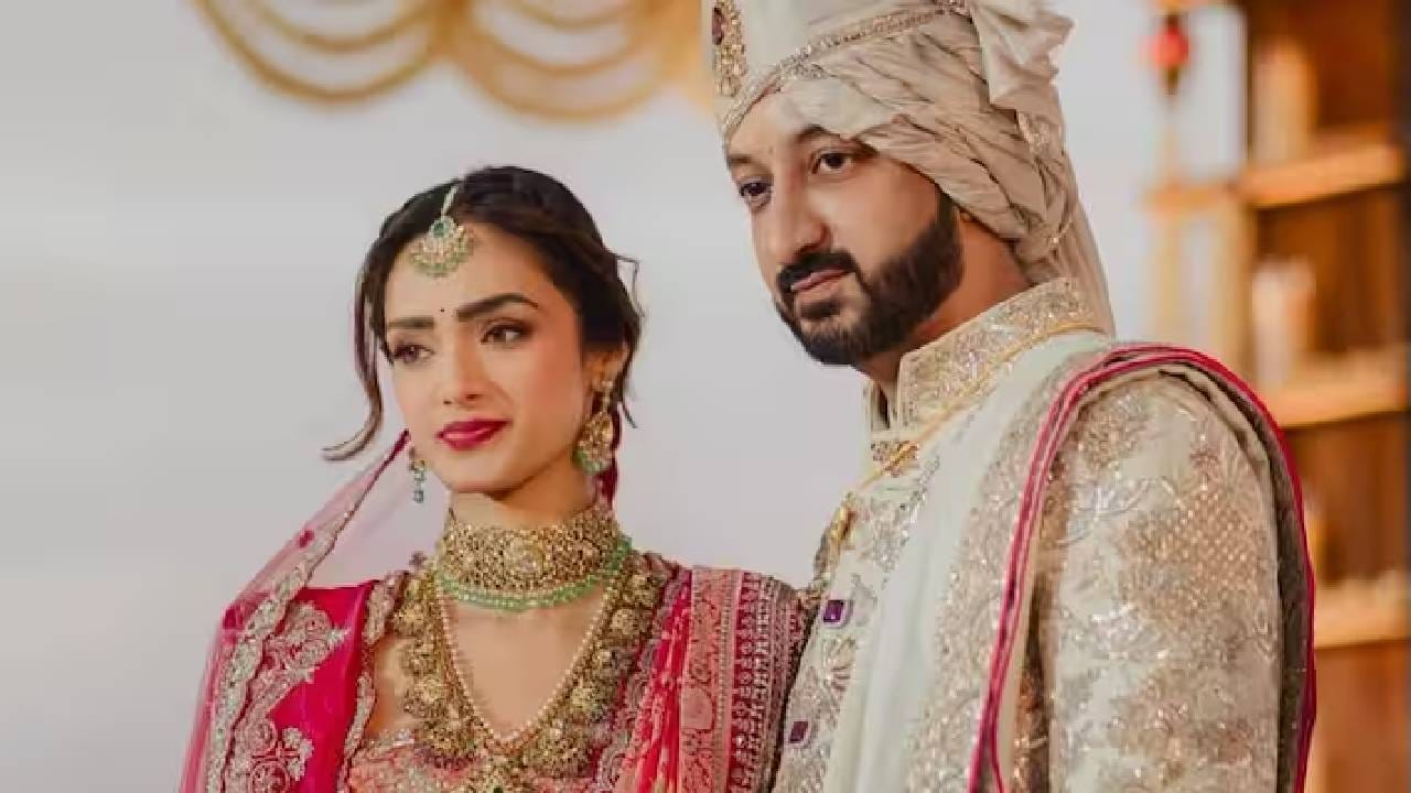 बहरिनमध्ये पार पडलेल्या जय पवार यांच्या लग्न सोहळ्याला संपूर्ण पवार कुटुंबीय उपस्थित नव्हते. सुप्रिया सुळे, शरद पवार आणि प्रतिभा पवार हे गैरहजर असल्याचे पाहायला मिळाले. सुप्रिया सुळे यांनी सोशल मीडियाच्या माध्यमातून या नव्या जोडप्याला शुभेच्छा दिल्या होत्या.