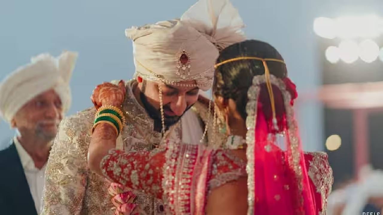 जय यांच्या वरातीमध्ये रेवती सुळे, युगेंद्र पवार, रोहित पवार दिसत होते. त्यांनी जय पवार यांच्या नव्या प्रवासाचा आनंद साजरा केला. सोशल मीडियावर आता या लग्न सोहळ्यातील फोटो व्हायरल झाले आहेत. 