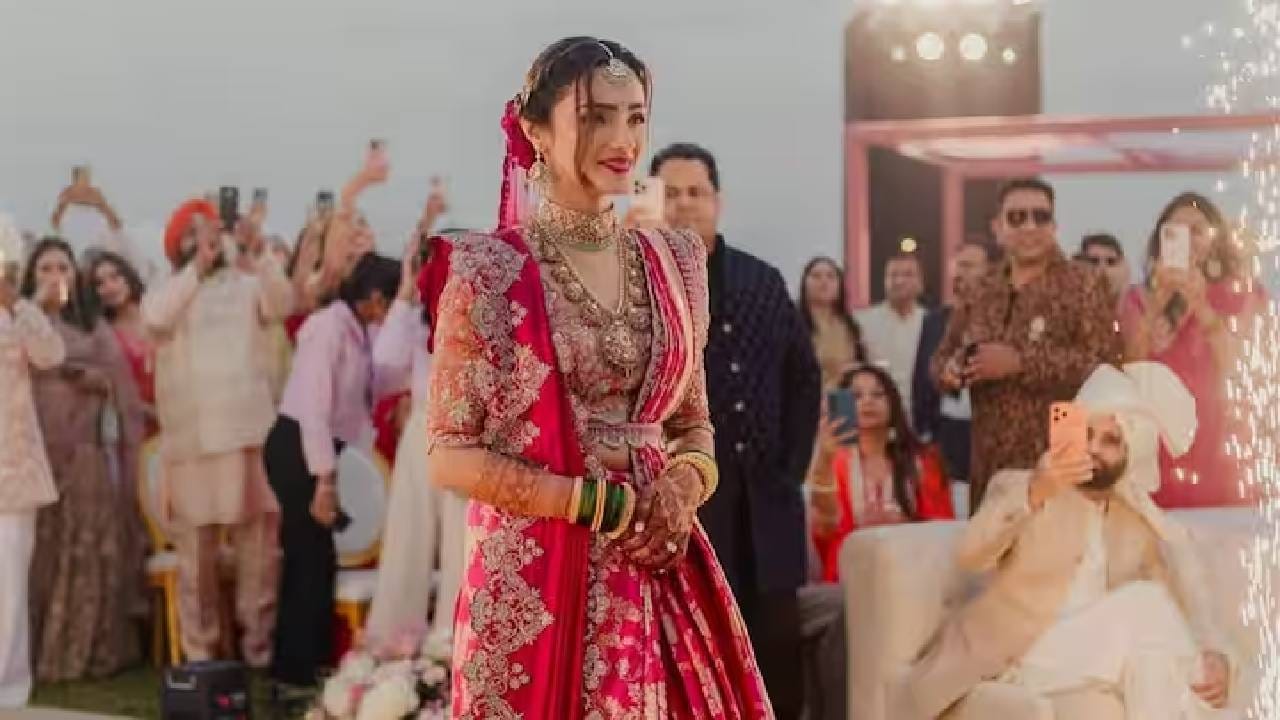 जय पवार यांच्या लग्न सोहळ्याला केवळ 400 लोकांना निमंत्रण देण्यात आले होते. जवळपास तीन दिवस 4,5 आणि 6 डिसेंबर रोजी त्यांच्या लग्नाचा कार्यक्रम धुमधडाक्यात पार पडला. या सोहळ्याला पाटील आणि पवार कुटुंबीय हजर होते. आता जय पवार यांनी शेअर केलेले फोटो सध्या चांगलेच व्हायरल झाले आहेत. 