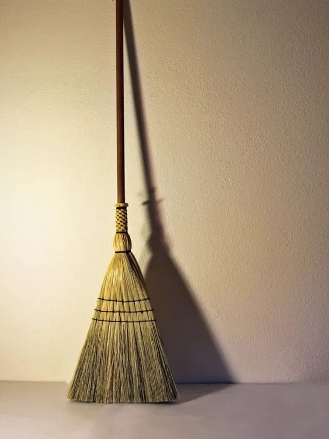 संध्याकाळी झाडू वापरताना या चुका करु नका, व्हाल भिकारी!