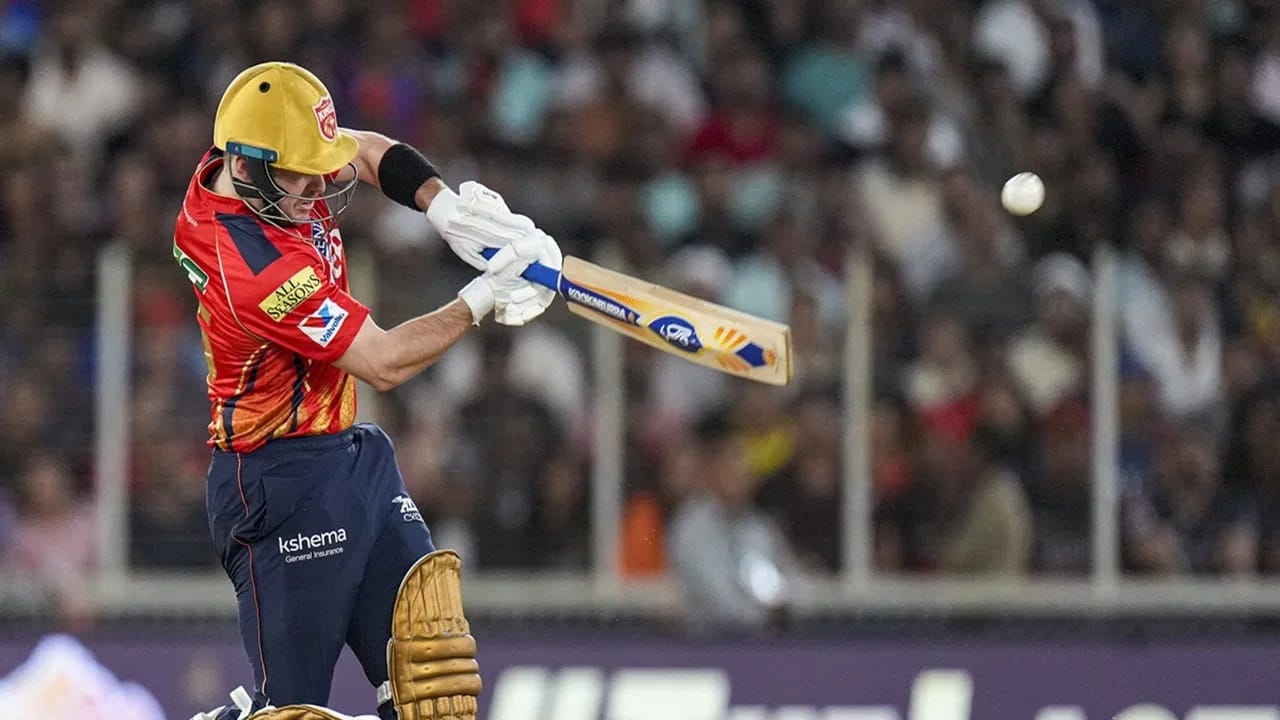 जोश इंग्लिस याचं आयपीएल 2026 च्या मोसमादरम्यान लग्न होणार आहे. त्यामुळे इंग्लिस फक्त 4 सामन्यांसाठी उपलब्ध असणार आहे. इंग्लिसने ऑक्शनआधीच याबाबत कळवलं होतं. मात्र त्यानंतरही लखनौने इंग्लिससाठी इतकी मोठी बोली लावली. (Photo Credit : PTI)