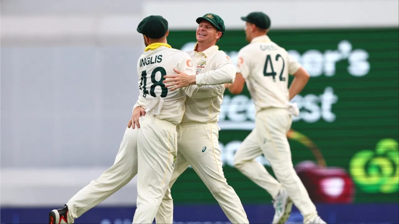 आता स्मिथ नेतृत्व करणार असल्याने इंग्लंडचं टेन्शन वाढलंय, असं म्हटलं तर चुकीचं ठरणार नाही. त्याचं कारणही तसंच आहे. पॅटच्या अनुपस्थितीत स्टीव्ह स्मिथ याच्या नेतृत्वात ऑस्ट्रेलियाचा कधीच पराभव झालेला नाही. (Photo Credit: PTI)