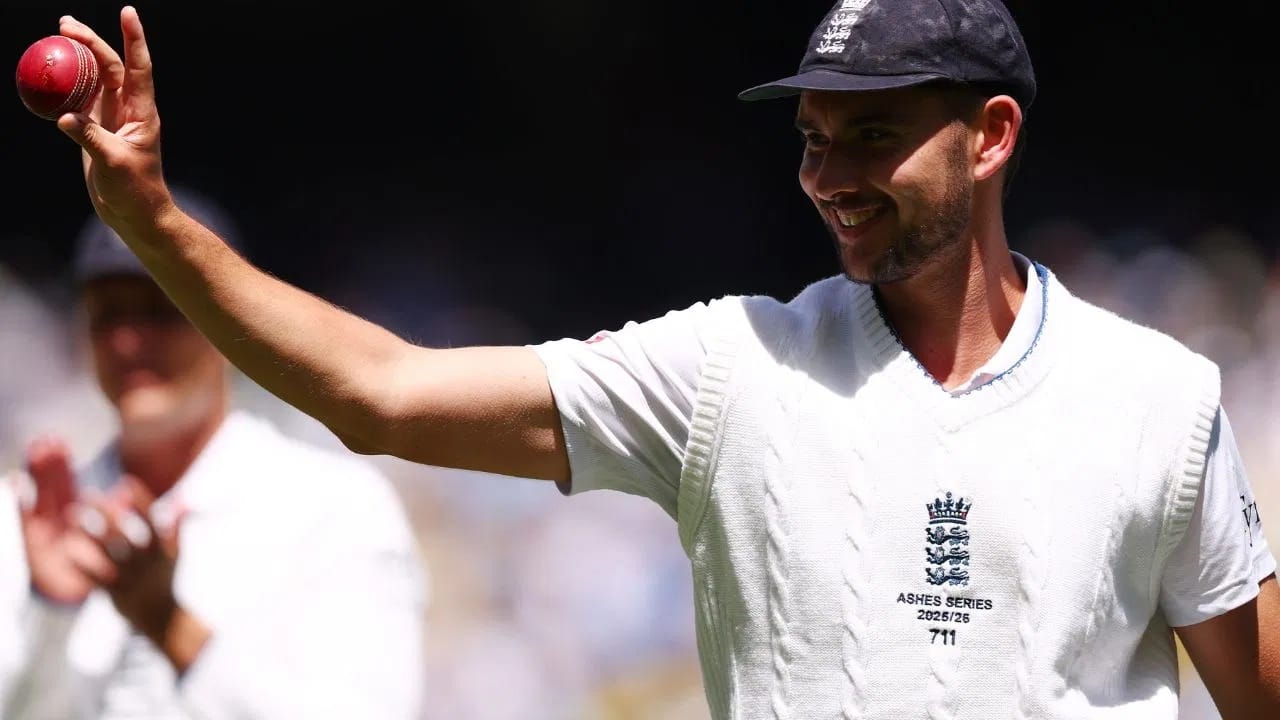 इंग्लंडने टॉस जिंकून कॅप्टन बेन स्टोक्स याचा निर्णय योग्य ठरवला. इंग्लंडने कांगारुंना 152 धावांवर गुंडाळलं. इंग्लंडसाठी जोश टंग याने सर्वाधिक 5 विकेट्स घेत कारनामा केला. जोशने 5 विकेट्स घेण्यासह अनेक वर्षांची प्रतिक्षा संपवली. (Photo Credit : Getty Images)