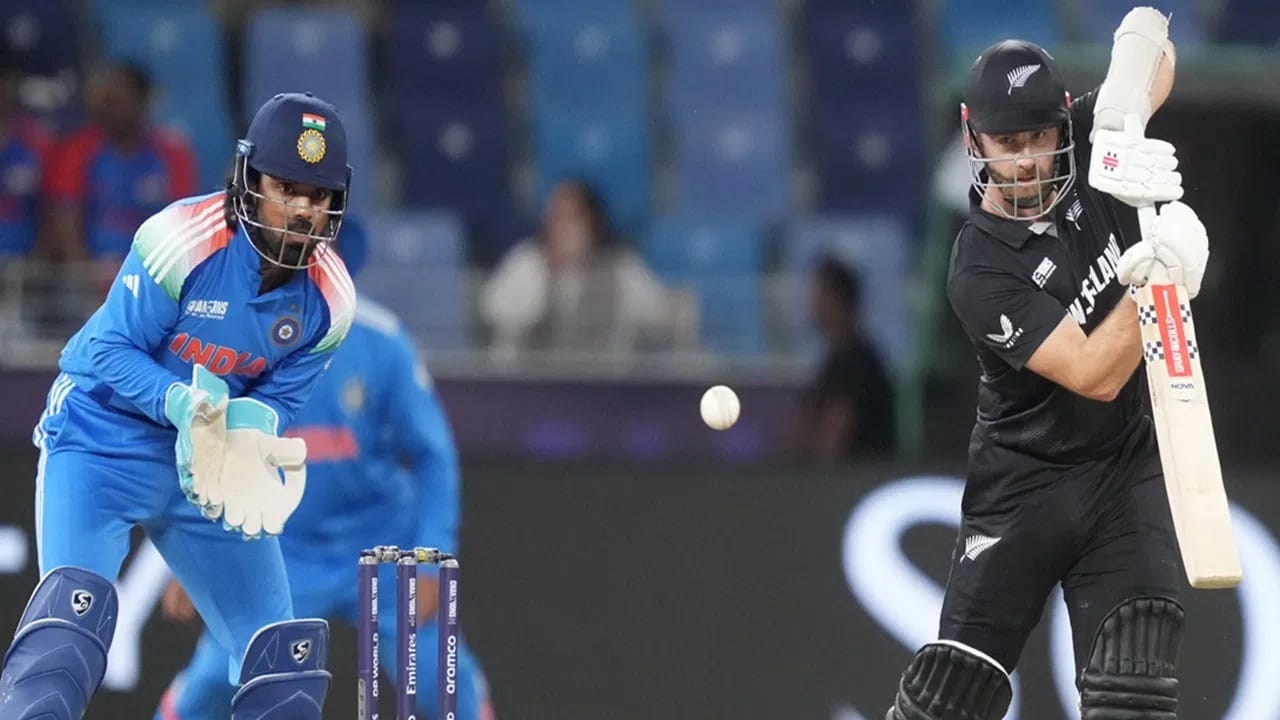 टीम इंडिया विरुद्ध न्यूझीलंड यांच्यात 11 ते 31 जानेवारी दरम्यान एकदिवसीय आणि टी 20I मालिका खेळवण्यात येणार आहे. दोन्ही संघांसाठी आगामी टी 20I वर्ल्ड कप स्पर्धेच्या पार्श्वभूमीवर ही मालिका फार महत्त्वाची असणार आहे. (Photo Credit : PTI)