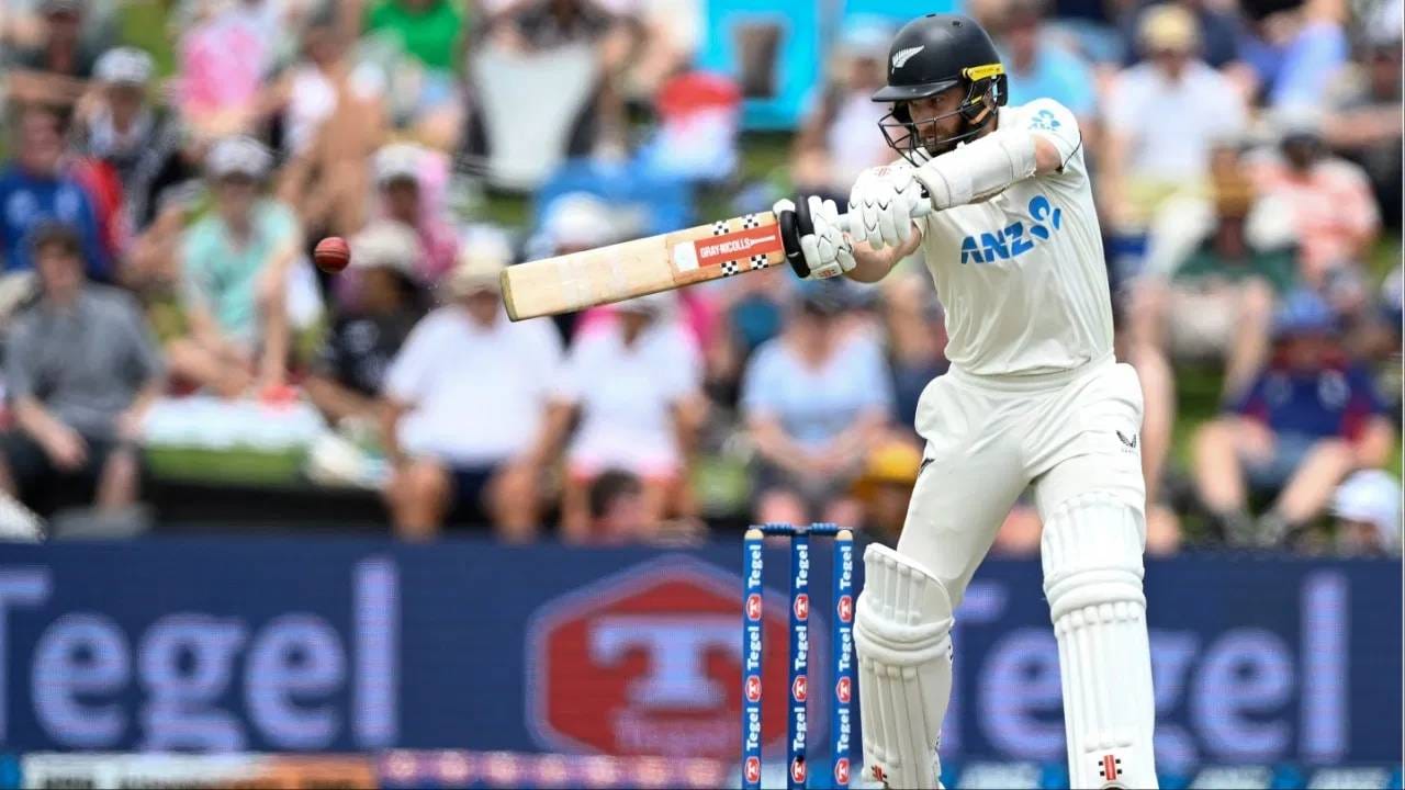 केन विल्यमसनने वेस्ट इंडिजविरुद्ध 102 चेंडूत 52 धावा केल्या. यात 6 चौकारांचा समावेश होता. वेस्ट इंडिजविरुद्ध कसोटी क्रिकेटमध्ये 1000 धावा पूर्ण करणारा न्यूझीलंडचा दुसरा फलंदाज ठरला. याआधी रॉस टेलरने (1136) अशी कामगिरी केली होती. (Photo: PTI)