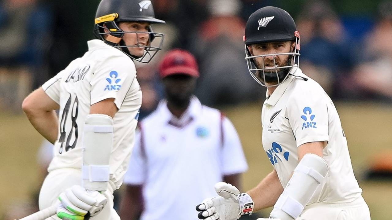 न्यूझीलंड विरुद्ध वेस्ट इंडिज कसोटी मालिका सुरु आहे. या मालिकेतून केन विल्यमसनने जवळपास एक वर्षाने पुनरागमन केलं आहे. पुनरागमनच्या सामन्यातच त्याने अर्धशतक झळकावून एक विक्रम रचला. न्यूझीलंडसाठी अशी कामगिरी करणारा एकमेव फलंदाज ठरला आहे. (Photo- New Zealand Cricket Twitter)