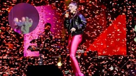 लाइव्ह कॉन्सर्टदरम्यान प्रसिद्ध गायिकेसोबत घडली नको ती गोष्ट Video