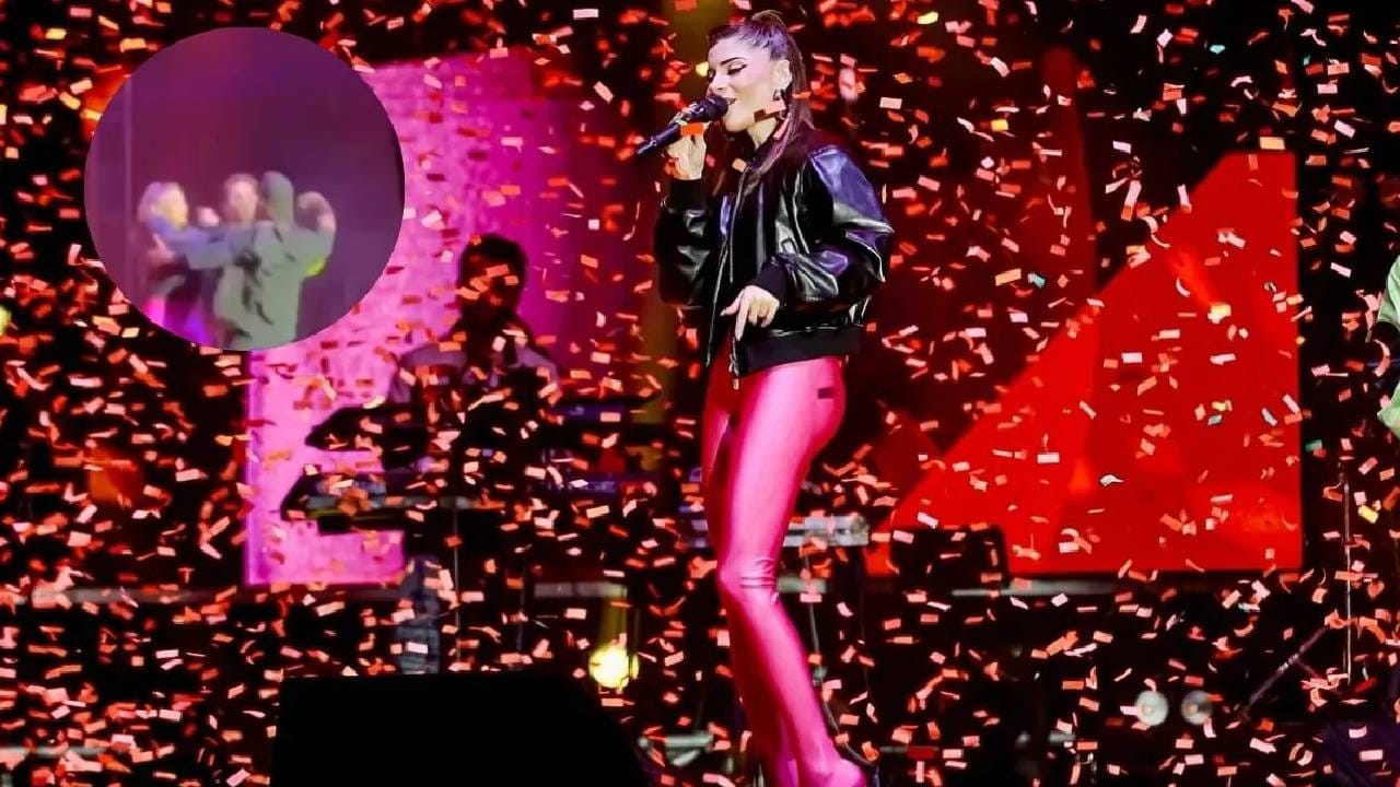 लाइव्ह कॉन्सर्टदरम्यान प्रसिद्ध गायिकेसोबत घडली नको ती गोष्ट, नेटकरी म्हणाले 'लज्जास्पद' लाइव्ह कॉन्सर्टदरम्यान प्रसिद्ध गायिकेसोबत घडली नको ती गोष्ट, नेटकरी म्हणाले 'लज्जास्पद'