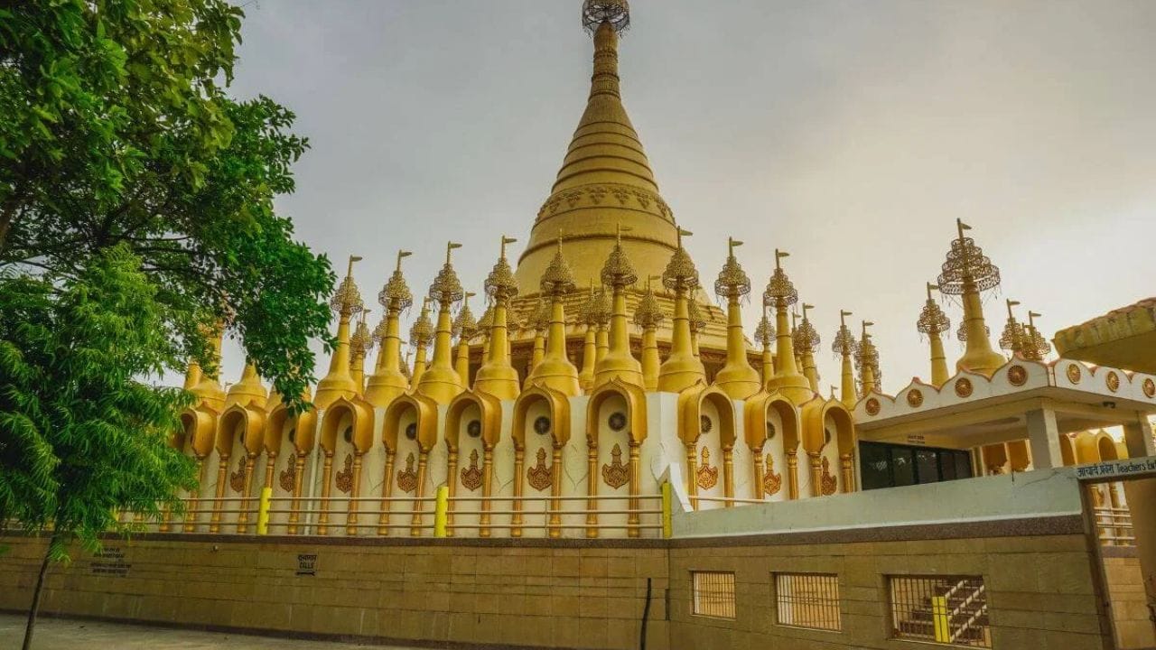 कानपूरचे मूळ नाव कान्हापूर होते. त्याची स्थापना हिंदू सिंह चंदेल यांनी केली होती. त्यानंतर या शहराचे नाव वेळोवेळी बदलले आहे. मुघलांपासून ब्रिटिशांपर्यंत सर्वांनी त्याच्या नावात बदल केलेला आहे.  