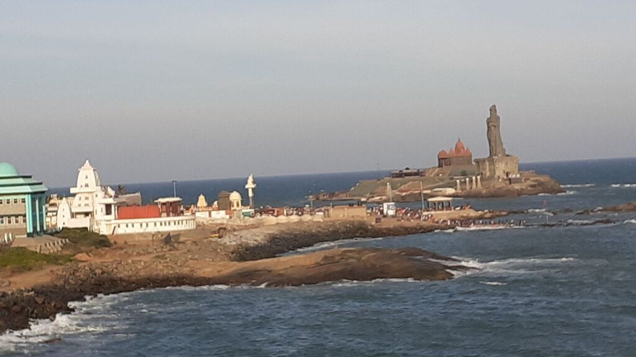 विविध रंगांचे पाणी : येथे तीन समुद्रांचे पाणी वेगळ्या रंगाचे दिसते, विशेषतः पौर्णिमेच्या दिवशी किंवा विशिष्ट ऋतूमध्ये फरक जाणवतो. हे वेगवेगळ्या समुद्रातील मातीचा प्रकार, खोली आणि शेवाळ यामुळे दिलते. 