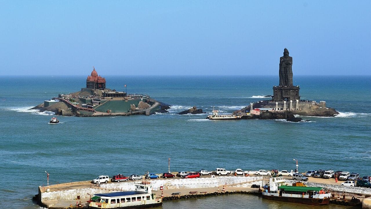 भौगोलिक स्थान : कन्याकुमारी हे भारतीय द्वीपकल्पाचे सर्वात दक्षिणेकडील टोक आहे. या ठिकाणी बंगालचा उपसागर, अरबी समुद्र आणि हिंदी महासागर हे तीन समुद्र एकत्र येतात. 