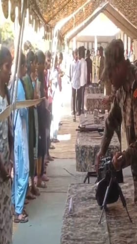 कराडमध्ये विजय दिवस साजरा, शस्त्रास्त्र प्रदर्शनाला विद्यार्थ्यांचा उत्स्फूर्त प्रतिसाद.