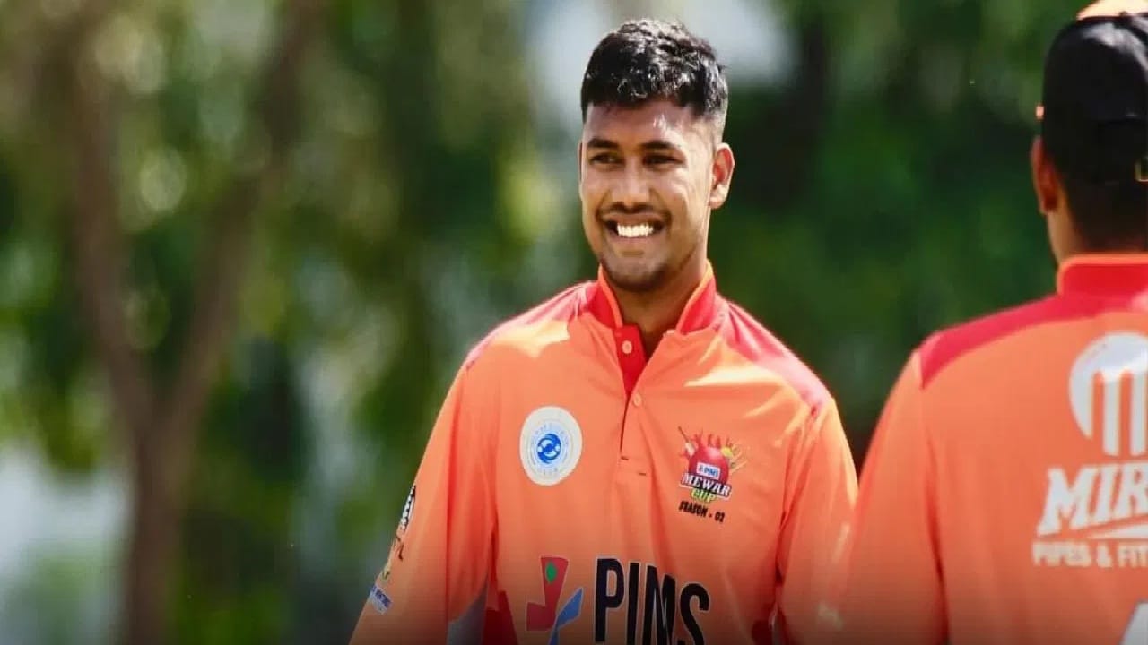 कार्तिक शर्मा या अनकॅप्ड भारतीय खेळाडूला विक्रमी भाव मिळाला. कार्तिकला देशांतर्गत क्रिकेटमध्ये केलेल्या कामगिरीचा मिनी ऑक्शनमध्ये तगडा फायदा झाला. चेन्नई सुपर किंग्सने कार्तिक शर्मा याला 14 कोटी 20 लाख रुपये मोजून आपल्या गोटात घेतलं. (Photo Credit :PTI)