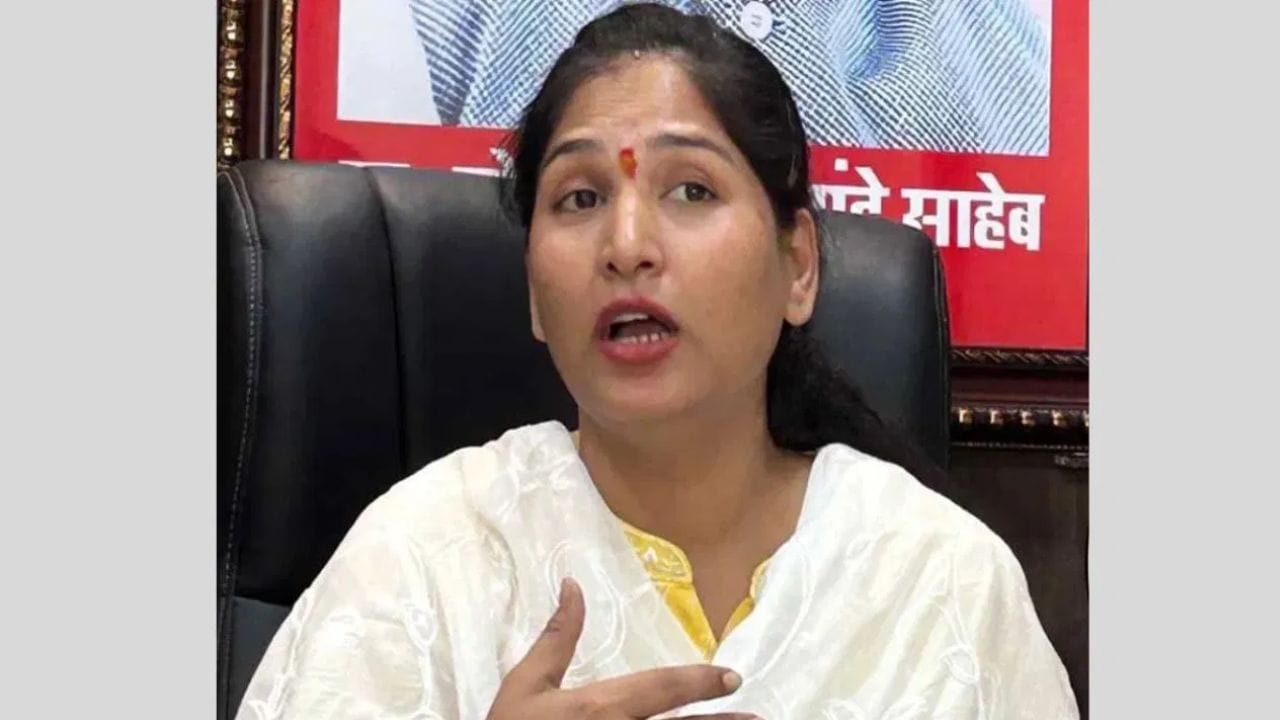 अजितदादांना अडचणीत आणण्यासाठीच भाजपने..., करुणा मुंडेंच्या गौप्यस्फोटानं खळबळ