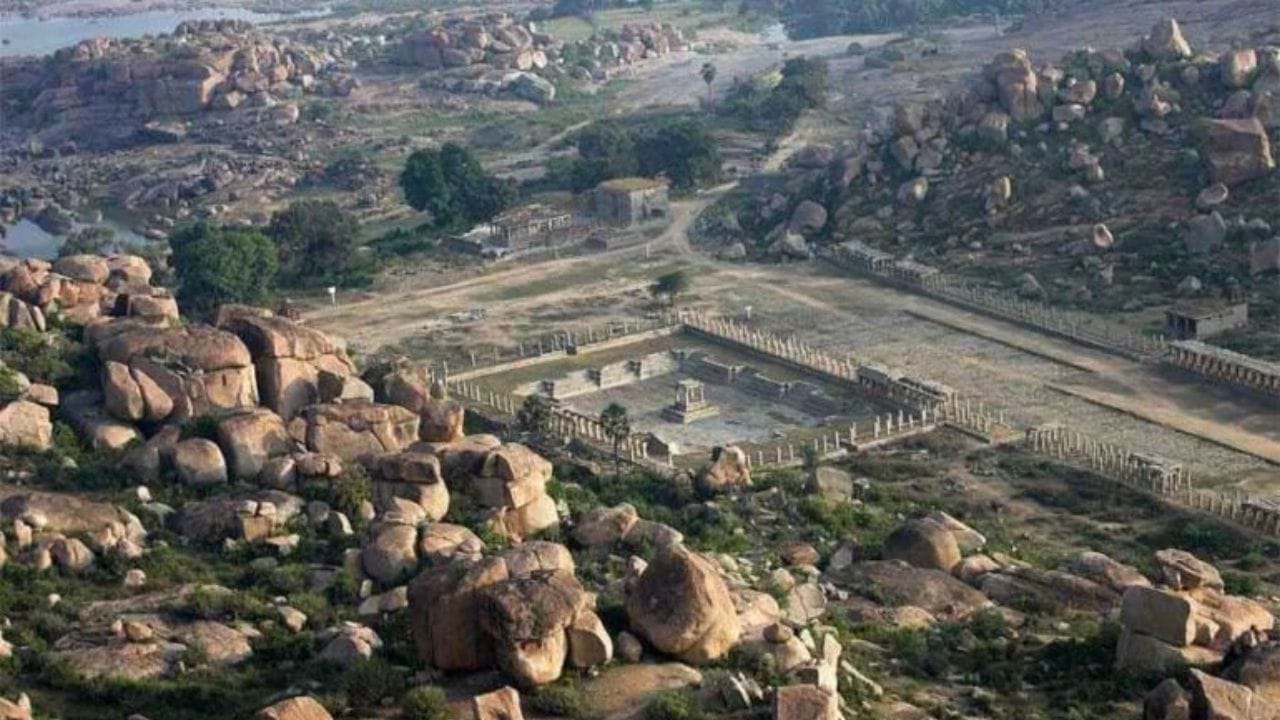 किष्किंधा (हंपी जवळ, कर्नाटक) : हे वानरराज सुग्रीव आणि हनुमान यांचे राज्य होते. आज कर्नाटकातील हंपी जवळील अनेगुंडी या ठिकाणाला प्राचीन किष्किंधा मानले जाते. येथील अंजनेय पर्वत (हनुमानाचे जन्मस्थान मानले जाते) आणि पंपा सरोवर प्रसिद्ध आहेत.