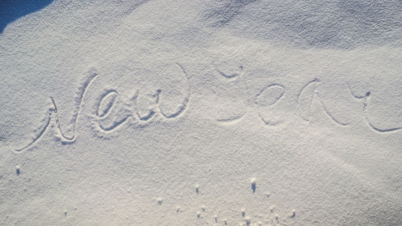 नवीन वर्ष आता अवघ्या काही दिवसांवर येऊन ठेपले आहे. वर्षाचा पहिला महिना जानेवारी आणि शेवटचा महिना डिसेंबर हे गणित आता आपल्या सर्वांच्याच अंगवळणी पडले आहे.