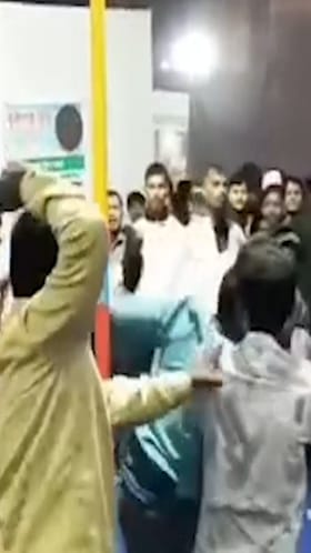 Kolhapur : दे धपाधप, कृषी प्रदर्शनात तरुणांची फ्री स्टाईल हाणामारी.