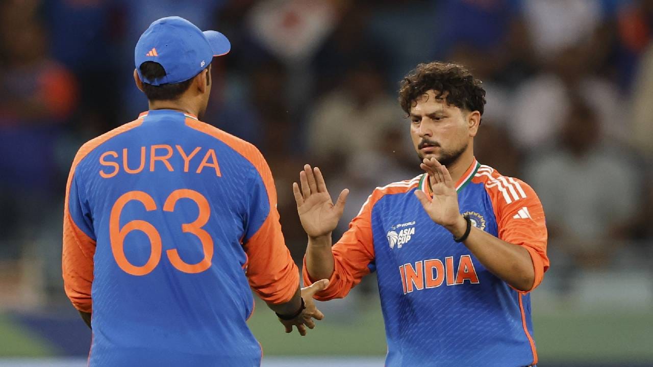 कुलदीपने त्याच्या वनडे कारकिर्दीत दहाव्यांदा चार बळी घेतले. त्याने माजी क्रिकेटपटू अनिल कुंबळेच्या विक्रमाची बरोबरी केली आहे. आता माजी भारतीय वेगवान गोलंदाज अजित आगरकर (12) आणि मोहम्मद शमी (16) कुलदीपच्या पुढे आहेत. (फोटो- बीसीसीआय ट्वीटर)