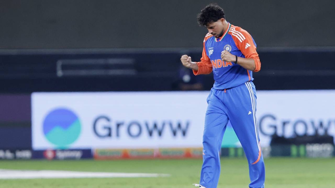 दिग्गज गोलंदाज शेन वॉर्न आणि भारतीय लेग-स्पिनर युजवेंद्र चहल यांचा विक्रम कुलदीप यादवने मोडला, शेन वॉर्न आणि युजवेंद्र चहल यांनी दक्षिण आफ्रिकेविरुद्ध तीनवेळा 4 बळी घेतले होते. आता कुलदीपच्या नावावर हा विक्रम झाला आहे. (फोटो- बीसीसीआय ट्वीटर)