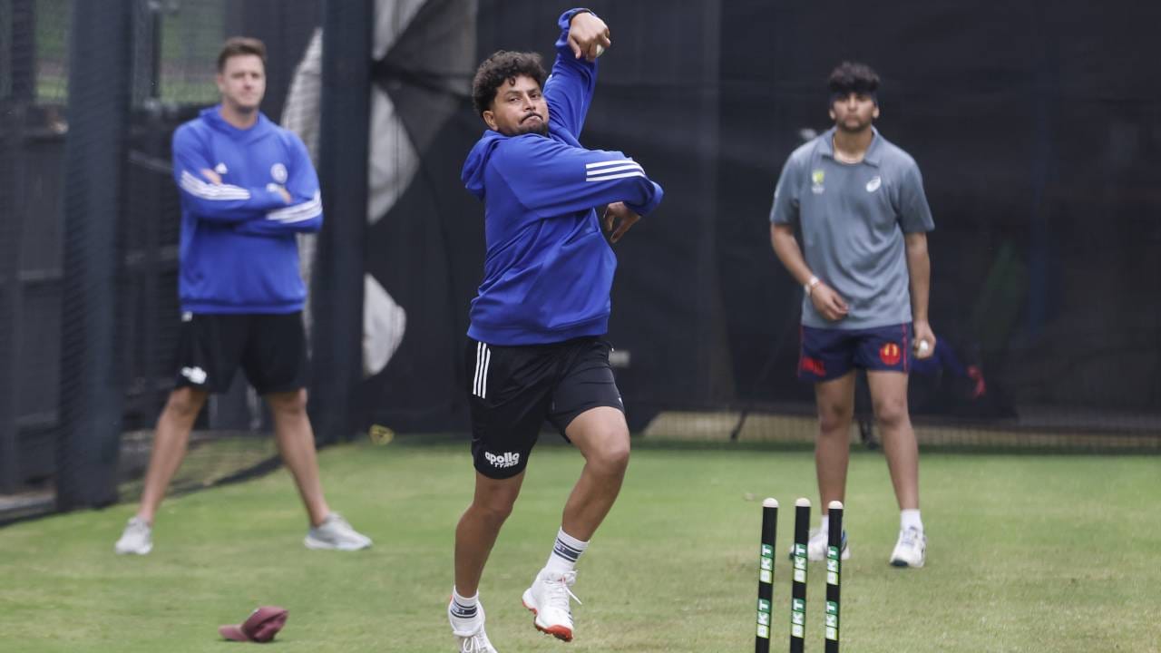 दक्षिण आफ्रिकेविरुद्धच्या वनडे सामन्यात कुलदीपने 2018 मध्ये केपटाऊन आणि ग्वाल्हेर, 2022 मध्ये दिल्लीतील अरुण जेटली स्टेडियमवर खेळल्या गेलेल्या सामन्यात चार बळी घेतले होते. आता रांचीत चार गडी घेत चौथ्यांदा अशी कामगिरी केली. (फोटो- बीसीसीआय ट्वीटर)