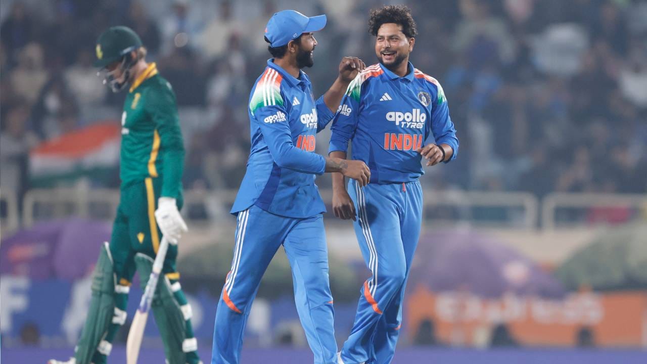 रांचीतील झारखंड क्रिकेट असोसिएशन स्टेडियममवर झालेल्या पहिल्या वनडे सामन्यात कुलदीप यादवने 10 षटकं टाकली. यात 68 धावा देत 4 गडी बाद केले. यासह त्याने दक्षिण अफ्रिकेविरुद्ध सर्वाधिक वेळा चार विकेट घेण्याचा विक्रम रचला आहे. (फोटो- बीसीसीआय ट्वीटर)