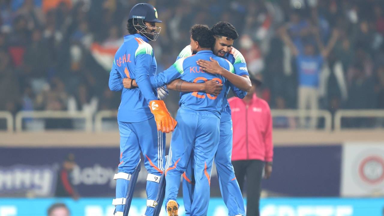 कुलदीप यादवने या विजयात महत्त्वाची भूमिका बजावली. त्याने 4 विकेट घेतल एक विक्रमालाही गवसणी घातली आहे. ऑस्ट्रेलियाचा दिग्गज फिरकीपटू शेन वॉर्न यांचा 23 वर्ष जुना आणि टीम इंडियाचा फिरकी गोलंदाज युजवेंद्र चहलचा विक्रमही मोडला आहे. (फोटो- बीसीसीआय ट्वीटर)