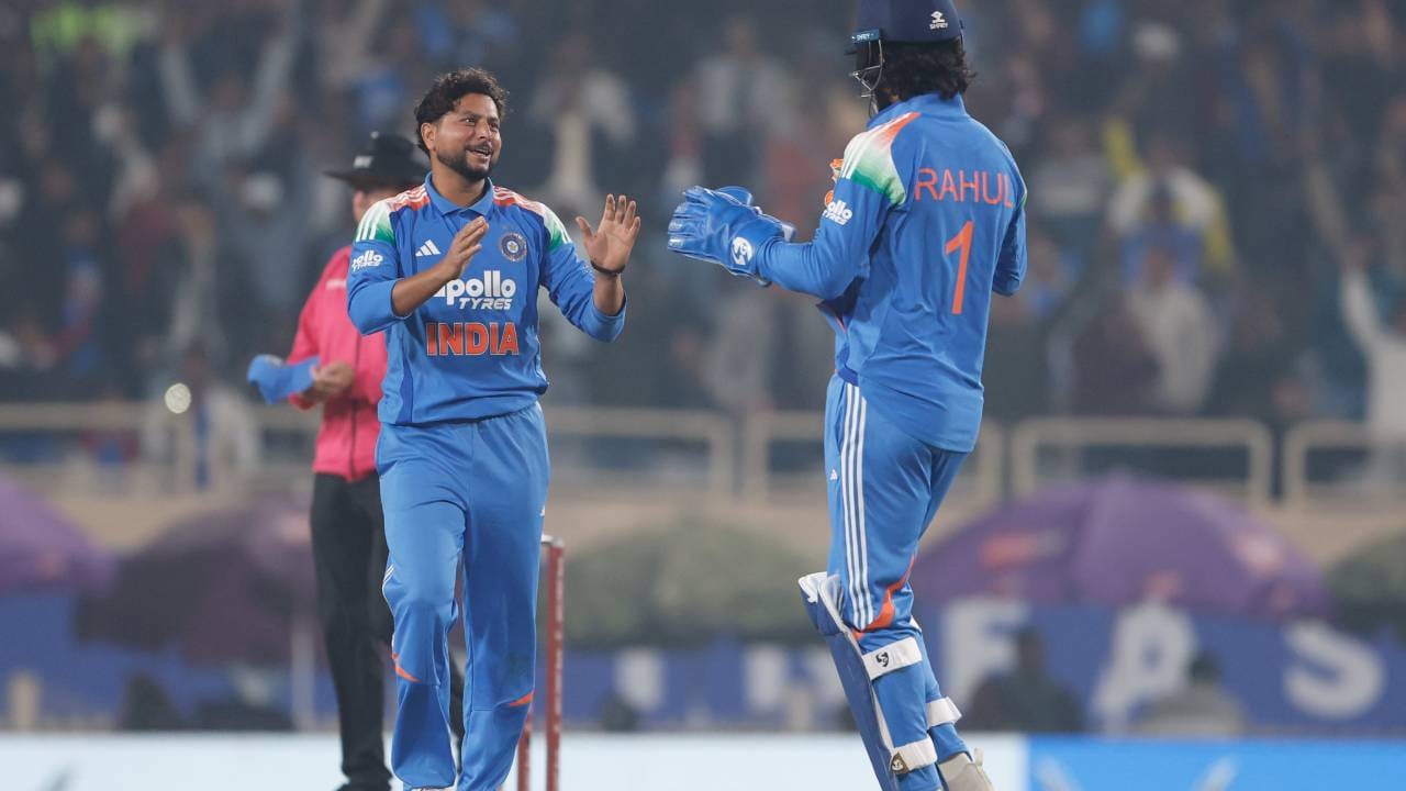 टीम इंडियाने तीन सामन्यांच्या वनडे मालिकेतील पहिला सामना जिंकून मालिकेची सुरुवात विजयाने केली. पहिल्या वनडे सामन्यात भारताने विजयासाठी 349 धावांचं आव्हान दिलं होतं. पण हे आव्हान काही दक्षिण अफ्रिकेला गाठता आलं नाही. भारताने हा सामना 17 धावांनी जिंकला. (फोटो- बीसीसीआय ट्वीटर)