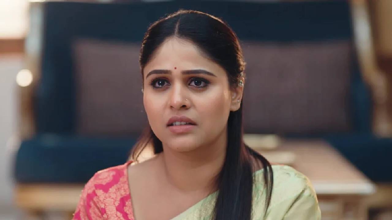 झी मराठी वाहिनीवरील ‘लक्ष्मी निवास’ या मालिकेचं कथानक रंजक वळणावर येऊन पोहोचलं आहे. मालिकेत सध्या सिद्धू, भावना, जान्हवी, विश्वा आणि जयंत यांच्यातील नाट्यमय संघर्ष उंचावलं आहे. ही मालिका प्रेक्षकांना दररोज नवनवीन ट्विस्ट्स आणि भावनिक वळणांसह प्रेक्षकांना गुंतवून ठेवत आहे.