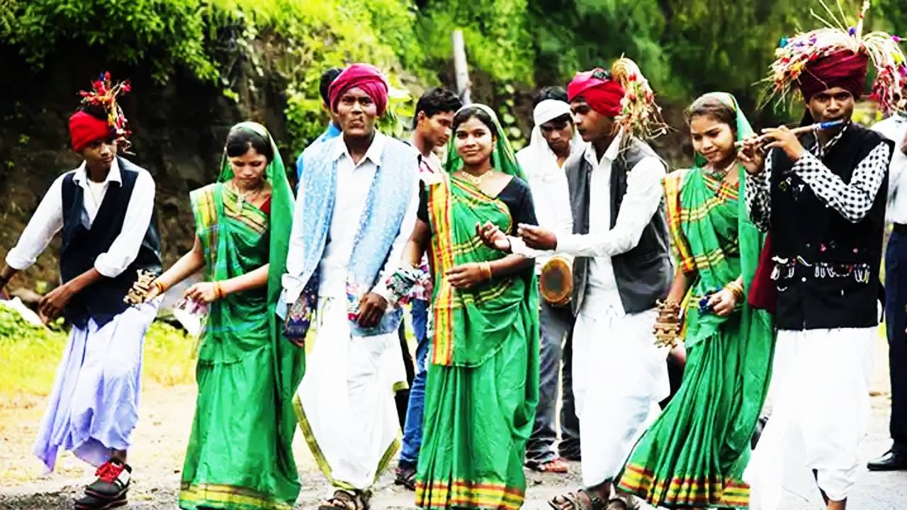 गेल्या काही वर्षात विकास योजनांमुळे आदिवासी समाजात शिक्षण, आरोग्य आणि आर्थिक स्थितीत मोठा बदल झाला आहे. आपल्या परंपरा, नृत्य, पोषाख, खाद्य संस्कृती जोपसतानाच आदिवासी समाजातील लोक आधुनिकतेचा पण स्वीकार करत आहे. त्यांच्या जीवनातही तंत्रज्ञानाचा शिरकाव झाला आहे.