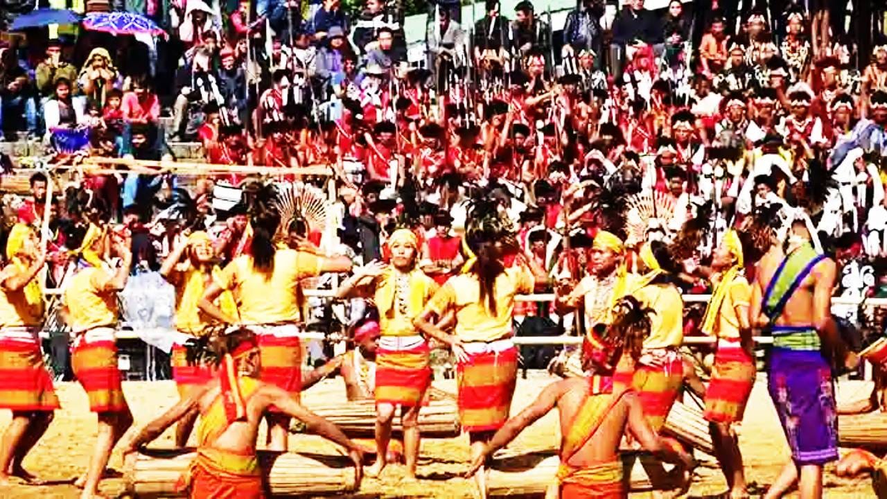 मध्यप्रदेशमध्ये भील, गोंड, कोल, कोरकू, सहरिया आणि बैगा या प्रमुख जमाती आढळतात. यांची एकूण लोकसंख्या राज्याच्या एकूण 92 टक्के आदिवासी लोकसंख्येचे प्रतिनिधित्व करते. इतरही मायक्रो आदिवासी जमाती या राज्यात आढळतात. मध्य प्रदेशाला महाराष्ट्राची सीमा असल्याने दोन्ही राज्यात हे आदिवासी सहज ये जा करतात.