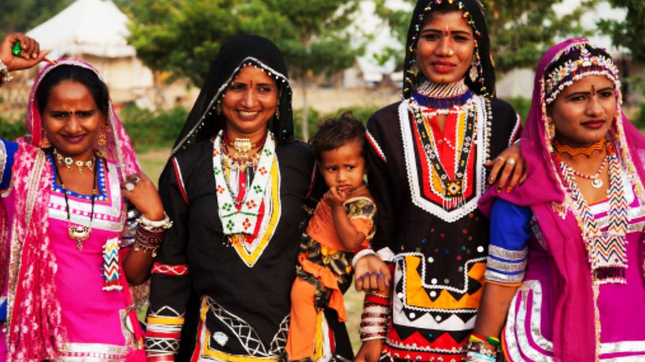 तर विविध आदिवासी जमाती हे मध्यप्रदेशाचं खास वैशिष्ट्यं आहे. त्यांची कला, नृत्यू, सण, समारंभ, पंरपरा, सामाजिक जीवन हे राज्याला गौरव आणि सांस्कृतिक ठेवा देते. आगामी पिढ्या सुद्धा मोठ्या अभिमानाने हा वारसा चालवत आहेत. मध्यप्रदेशमध्ये सर्वाधिक आदिवासी राहतात.