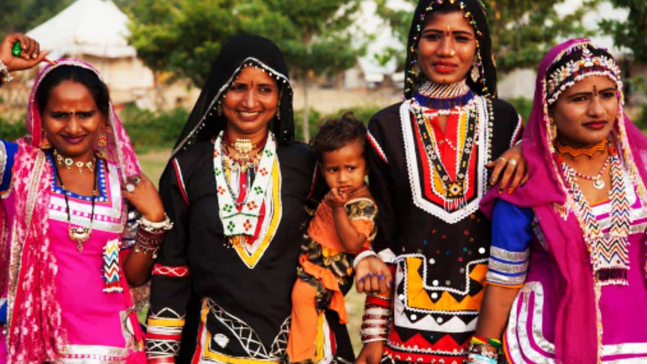 तर विविध आदिवासी जमाती हे मध्यप्रदेशाचं खास वैशिष्ट्यं आहे. त्यांची कला, नृत्यू, सण, समारंभ, पंरपरा, सामाजिक जीवन हे राज्याला गौरव आणि सांस्कृतिक ठेवा देते. आगामी पिढ्या सुद्धा मोठ्या अभिमानाने हा वारसा चालवत आहेत. मध्यप्रदेशमध्ये सर्वाधिक आदिवासी राहतात.