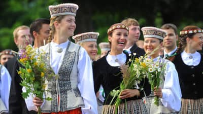 नवरा भाड्याने घेणाऱ्या देशात अविवाहित किती? विवाहित आणि घटस्फोटीतांचा आकडा आला समोर... धक्कादायक...