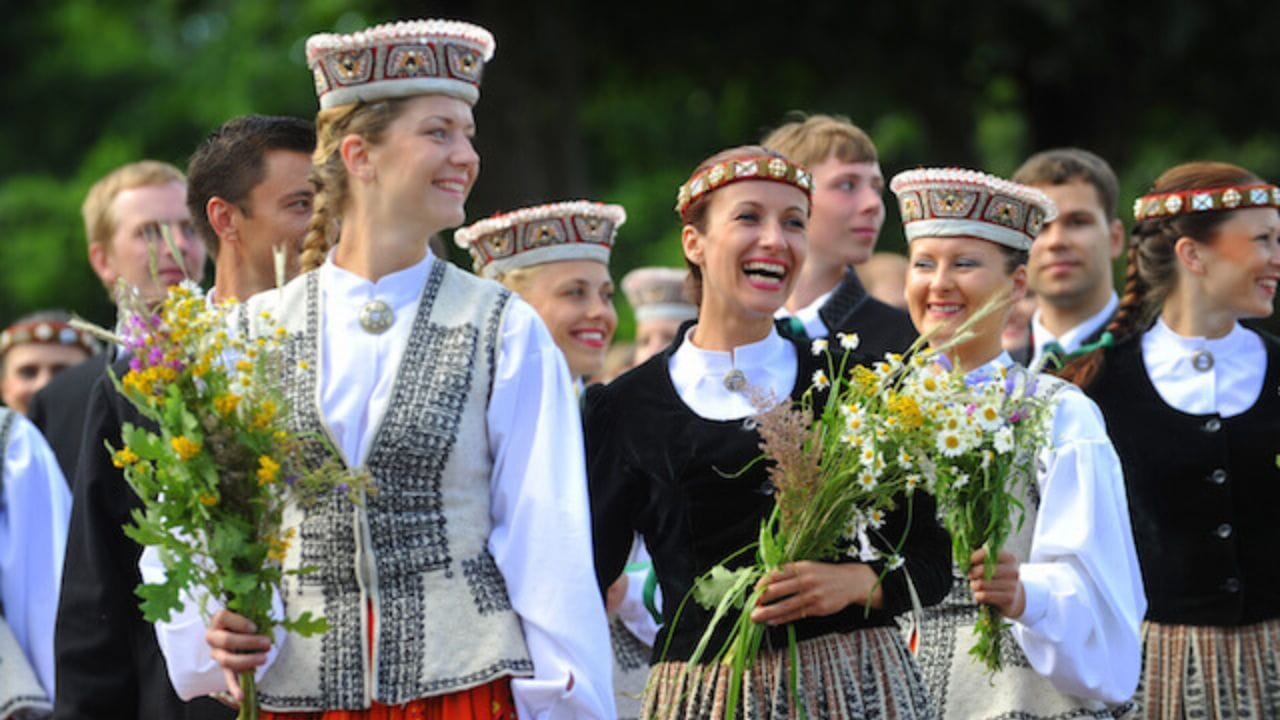 नवरा भाड्याने घेणाऱ्या देशात अविवाहित किती? विवाहित आणि घटस्फोटीतांचा आकडा आला समोर... धक्कादायक... नवरा भाड्याने घेणाऱ्या देशात अविवाहित किती? विवाहित आणि घटस्फोटीतांचा आकडा आला समोर... धक्कादायक...