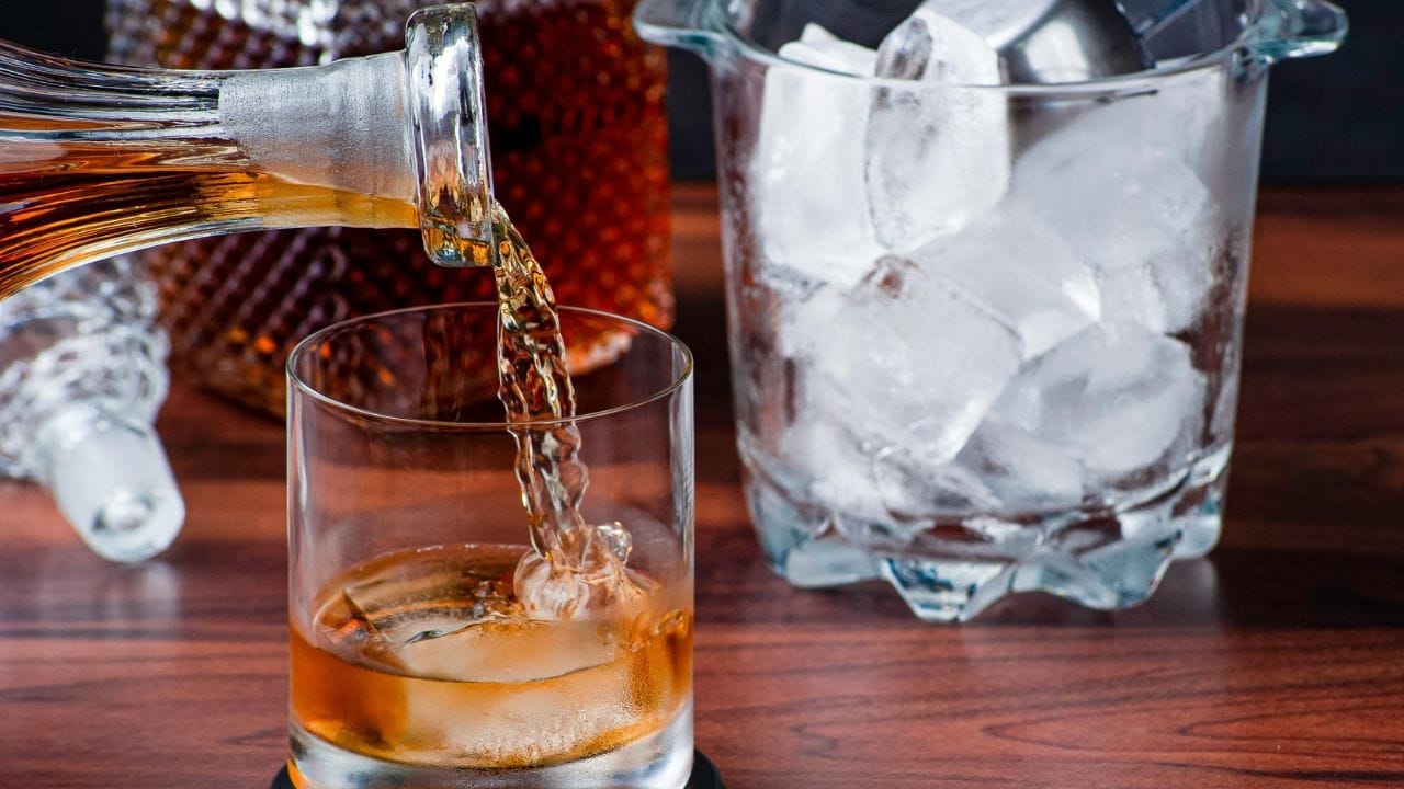 पती आपल्या पत्नीचा सांभाळ करण्याच्या कायदेशीर जबाबदारीतून सुटू शकत नाही. पीडित महिला संरक्षण, वेगळे राहण्याचा अधिकार आणि पोटगी (Maintenance) देखील मागू शकते, असे कायद्यात नमूद करण्यात आला आहे.