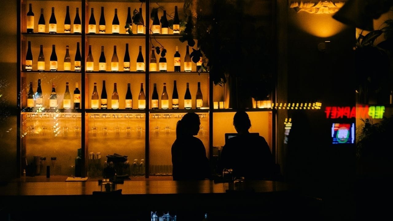 जर पत्नीने दारू पिण्यास विरोध केला असेल आणि तरीही पती दारू पिऊन घरी येऊन राडा घालत असेल, तर पत्नी पोलिसांत तक्रार करू शकते. या गुन्ह्यासाठी पतीला ३ वर्षांपर्यंत कठोर कारावास आणि दंडाची शिक्षा होऊ शकते.