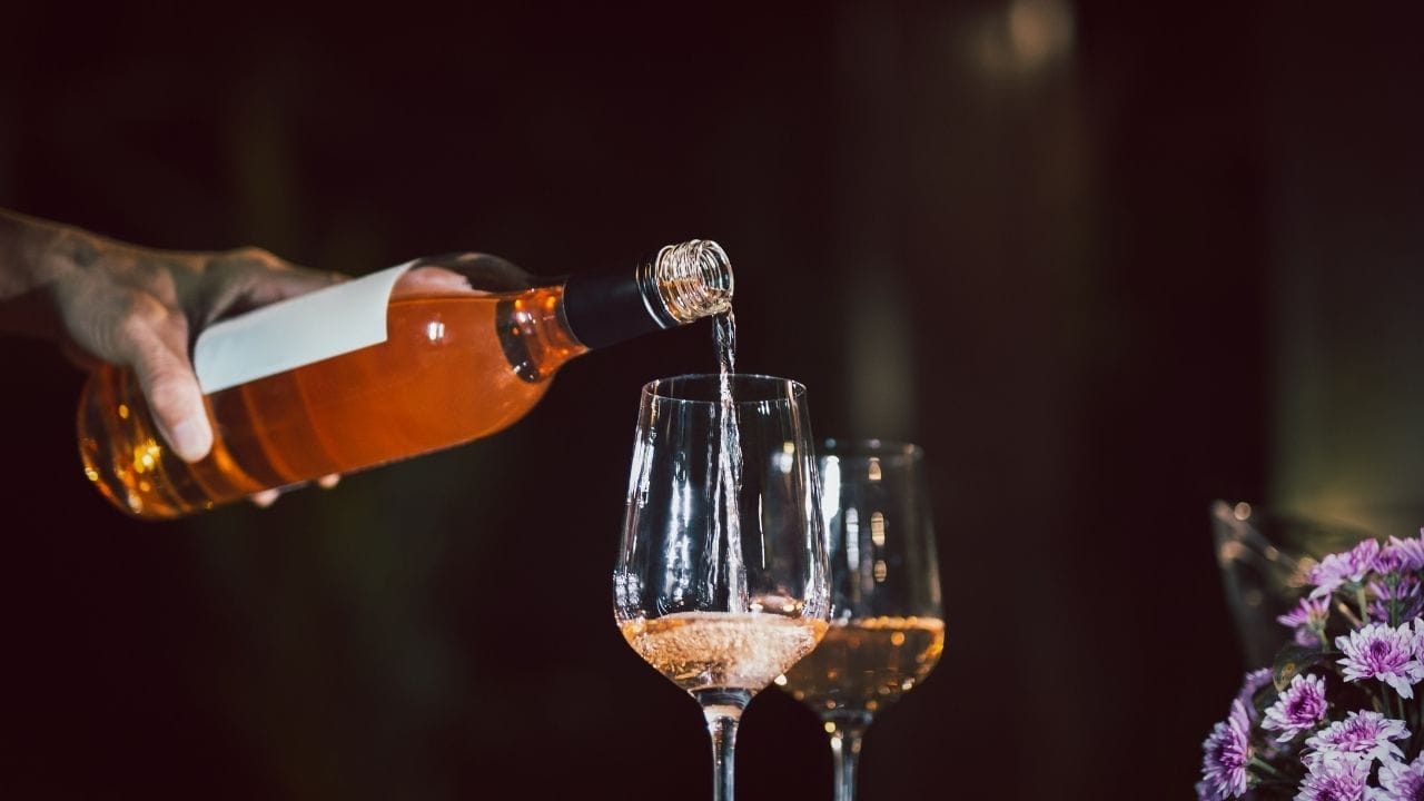 केवळ मारहाणच नाही, तर दारू पिऊन सतत टोमणे मारणे किंवा मानसिक तणाव देणे हा देखील छळाचा भाग मानला जाईल. जर पती दारूच्या नशेत हुंड्याची मागणी करत असेल किंवा दारूमुळे कुटुंबाच्या अन्न, वस्त्र, निवारा या गरजांकडे दुर्लक्ष करत असेल, तरीही पत्नीला कायदेशीर दाद मागता येईल.