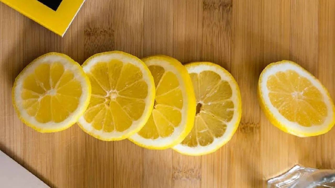 व्हिटामिन सीच्या सेवनामुळे रोगप्रतिकारक शक्ती वाढण्यास मदत होते. यामुळे लिंबू आरोग्यासाठी खूप जास्त फायदेशीर ठरते. फक्त लिंबूच नाही तर लिंबाचे सालही फायदेशीर ठरतात. 