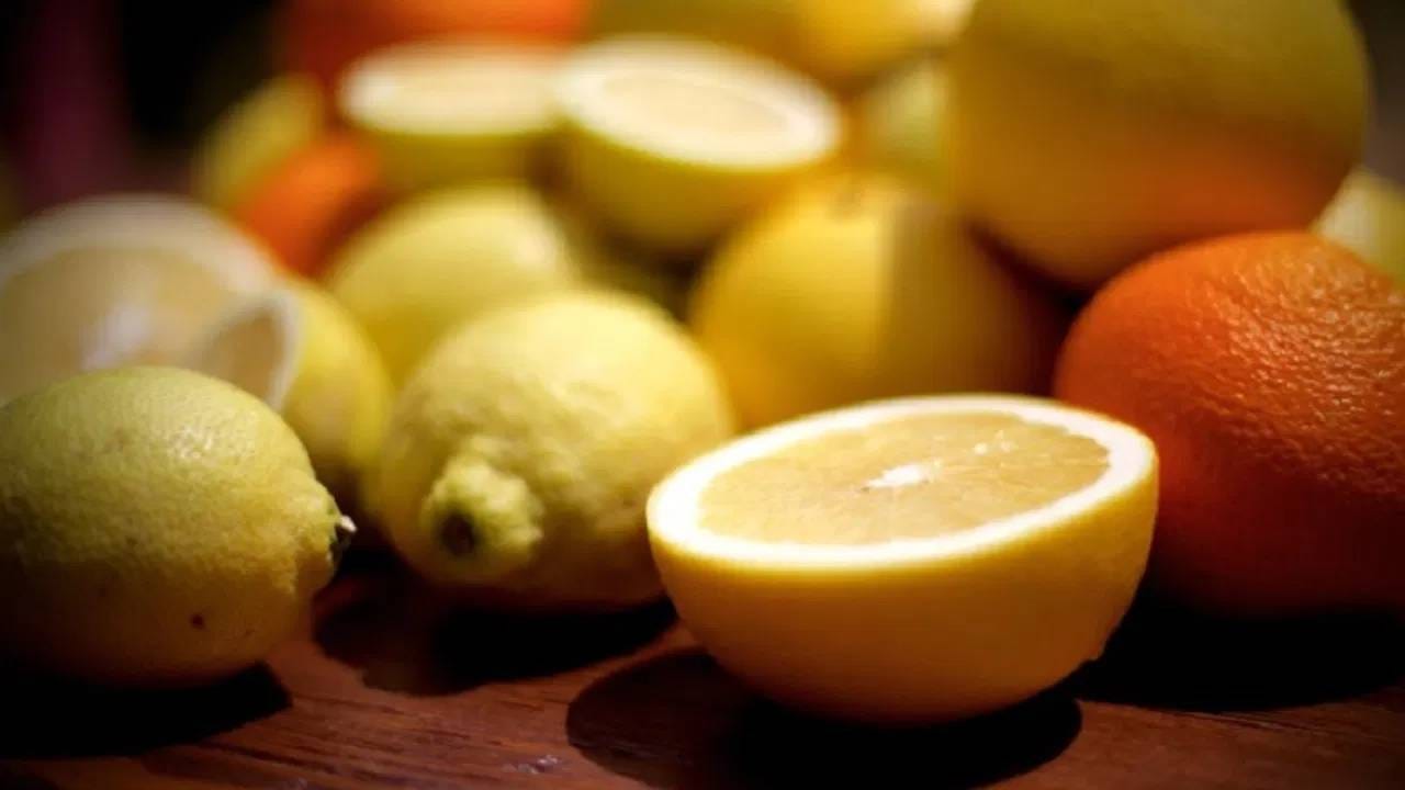 विशेष म्हणजे पिंपल्सची समस्या दूर करण्यासाठी आपण लिंबाच्या सालीचे पावडर तयार करूनही चेहऱ्यावर लावू शकता. ज्यामुळे पिंपल्सची समस्या दूर होईल. 