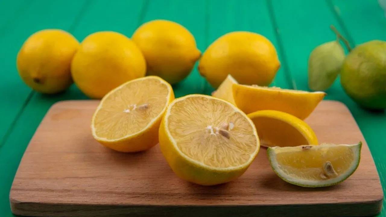 म्हणूनच लिंबाची साल कॅल्शियम, पोटॅशियम आणि मॅग्नेशियमचा एक समृद्ध स्रोत आहे. लिंबाची साल आरोग्यासाठी अत्यंत फायदेशीर ठरते. 