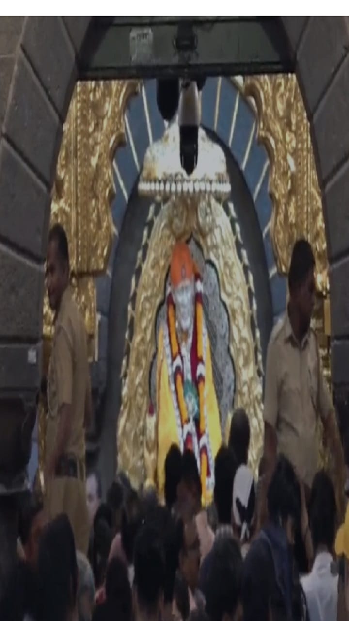 नवीन वर्षाच्या स्वागतासाठी शिर्डीत भाविकांचा ओघ वाढला; साईनामाच्या जयघोषाने दुमदूमली साईनगरी