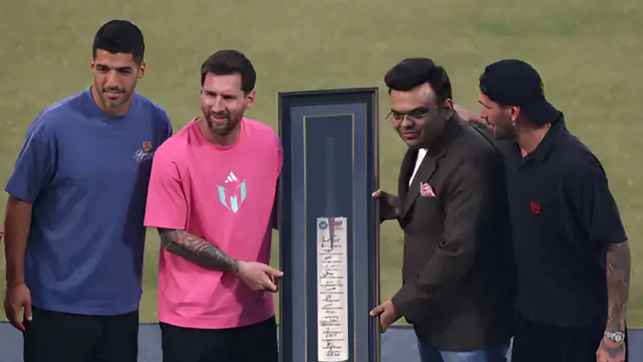 लियोनल मेस्सीने या कार्यक्रमात सांगितलं की, "भारतातल्या प्रेम आणि आपुलकीबद्दल मी सर्वांचे आभार मानू इच्छितो. आमच्यासाठी हा खरोखरच एक सुंदर अनुभव होता. आम्ही नक्कीच परत येऊ, आशा आहे की एक दिवस सामना खेळण्यासाठी किंवा इतर कोणत्याही प्रसंगी, पण आम्ही नक्कीच भारताला भेट देण्यासाठी परत येऊ. खूप खूप धन्यवाद." (PHOTO CREDIT- PTI)