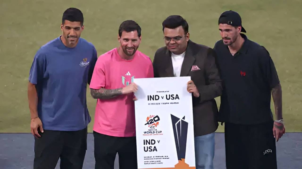 दिल्लीच्या अरूण जेटली मैदानात त्याच्या सन्मानार्थ एका कार्यक्रमाचं आयोजन केलं होतं. यावेळी मैदान त्याच्या चाहत्यांनी खचाखच भरलं होतं. यावेळी आयसीसीचे प्रमुख जय शाह यांनी हजेरी लावली. तसेच मेस्सीला काही खास गिफ्ट दिले. यात टी20 वर्ल्डकपच आमंत्रण दिलं गेलं. यात भारत युएसएचं तिकीट आहे. (PHOTO CREDIT- PTI)