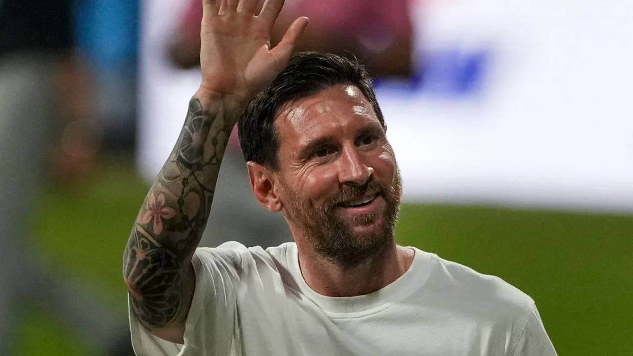 लियोनल मेस्सी दुसऱ्यांदा भारत दौऱ्यावर आला आहे. यावेळी त्याची एक झलक पाहण्यासाठी क्रीडाप्रेमींची झुंबड उडाली आहे. तीन दिवसांच्या दौऱ्याची दिल्लीत सांगता  होत आहे. शेवटच्या दिवशी दिल्लीतील अरूण जेटली मैदानात त्याचं जल्लोषात स्वागत करण्यात आलं. (PHOTO CREDIT- PTI)