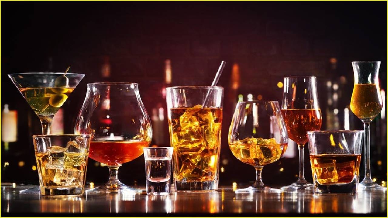 Liquor Rules:नवीन वर्षात ओली पार्टी न पडो महागात! घरात किती दारु ठेवू शकता? दंडासह तुरुंगवासाची भीती Liquor Rules:नवीन वर्षात ओली पार्टी न पडो महागात! घरात किती दारु ठेवू शकता? दंडासह तुरुंगवासाची भीती
