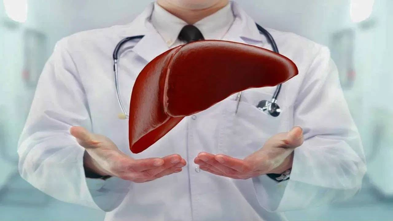 अनेकदा अचानक टॉयलेटचा रंग बदलतो. मात्र, याकडे आपण दुर्लक्ष करतो. मात्र, टॉयलेटचा रंग बदलण्याचे मोठे संकेत आहेत. जेव्हा शौच हलक्या रंगाचे, मातीसारखे दिसते, तेव्हा ते पित्त हाताळणाऱ्या प्रणालीशी संबंधित असू शकते.