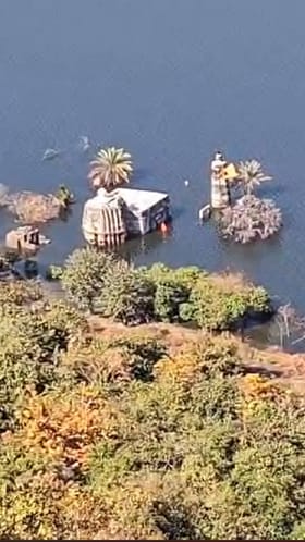 जगप्रसिद्ध लोणार सरोवरातील पाण्याच्या पातळीत दिवसेदिवस होतय प्रचंड वाढ